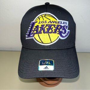 Brand NEW LOS ANGELES LAKERS ADIDAS HAT FITTED L/XL NBA black run & gum MZ305